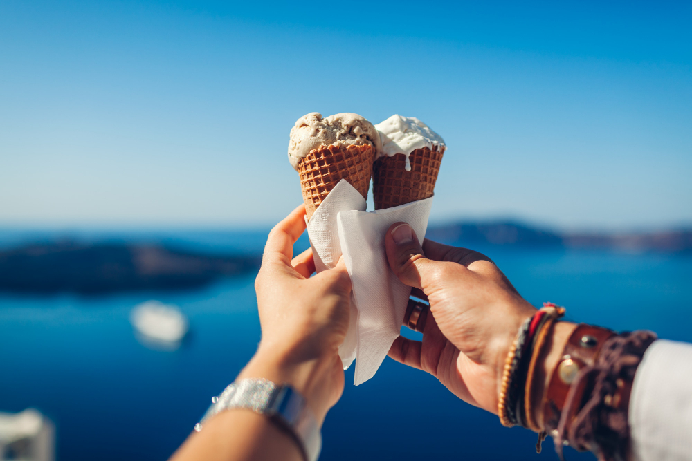 couple-eating-ice-cream-beach